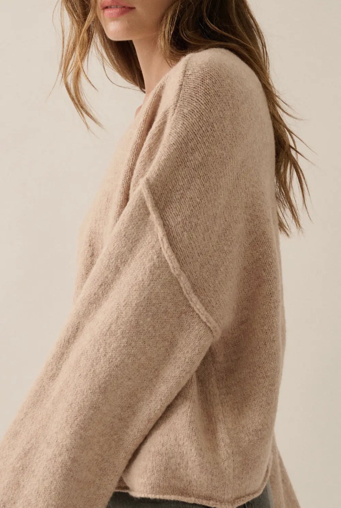 Solid textured knit exposed seamless loose-fit sweater